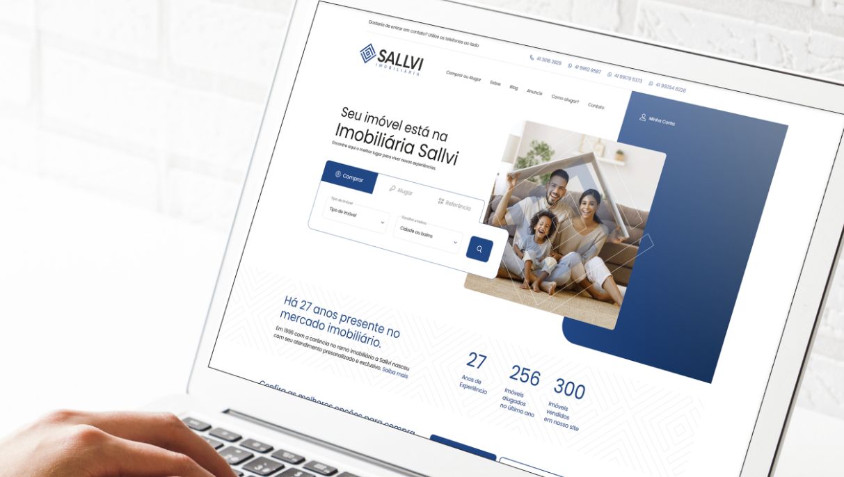 computador com o site da Sallvi na tela