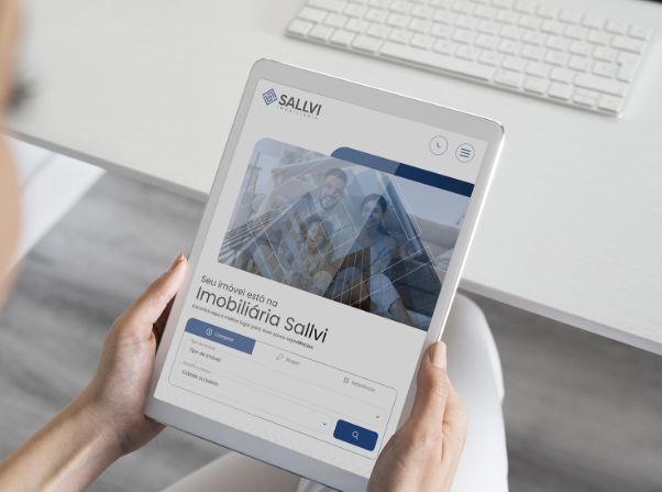 tablet com o site da Sallvi na tela